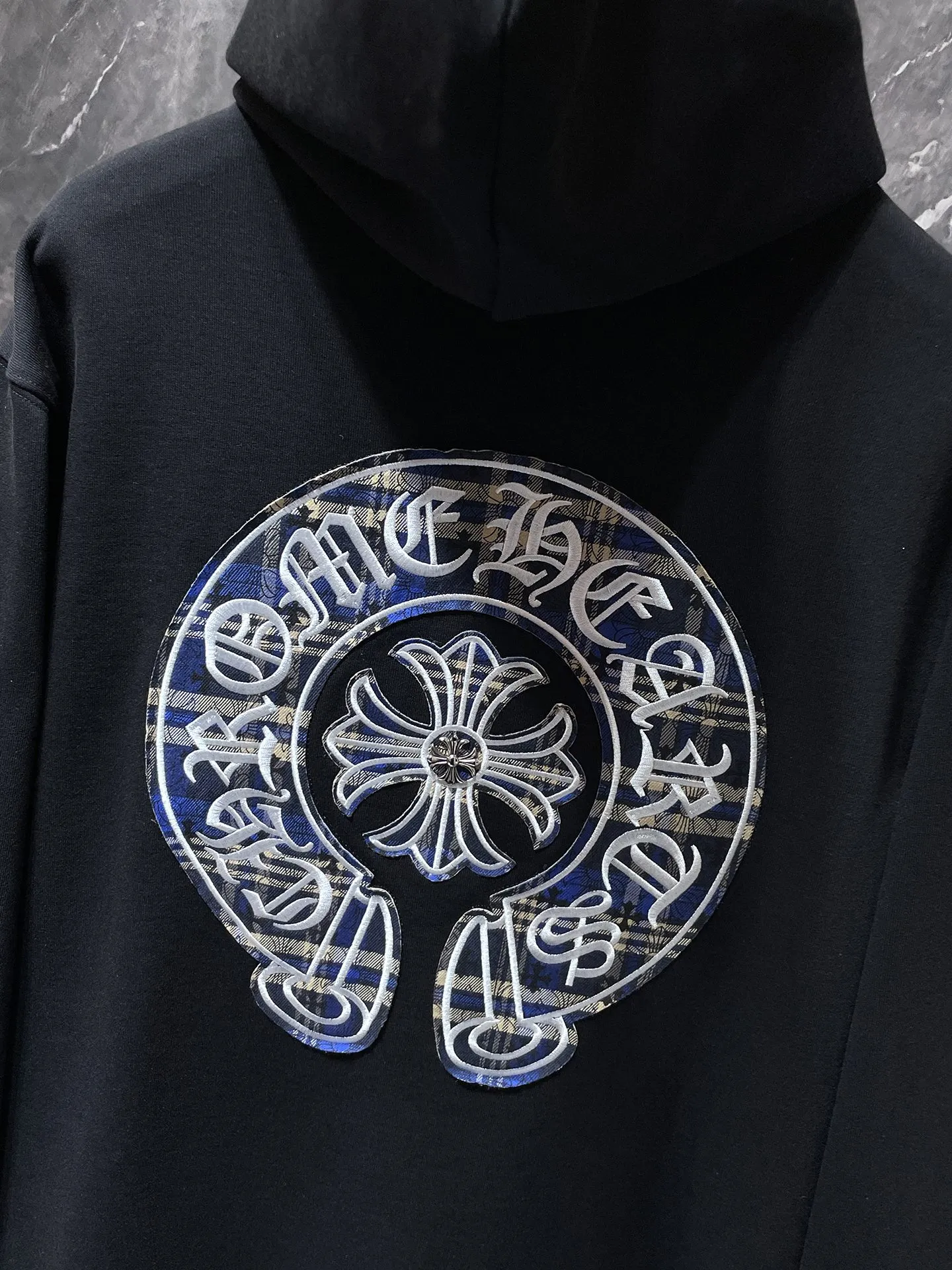 P260 Chrome Hearts Autumn and Winter 2025 Counter Synchronization Crow Horseshoe Contrast Color Patch Hooded Sweatshirt Heavy Industry Pure Handmade Cutting Patch Embroidery Technology Improved Customized Version 1:1 High Weight High Quality Fabric Recommended Color: White Black Size: S, M, L, XL